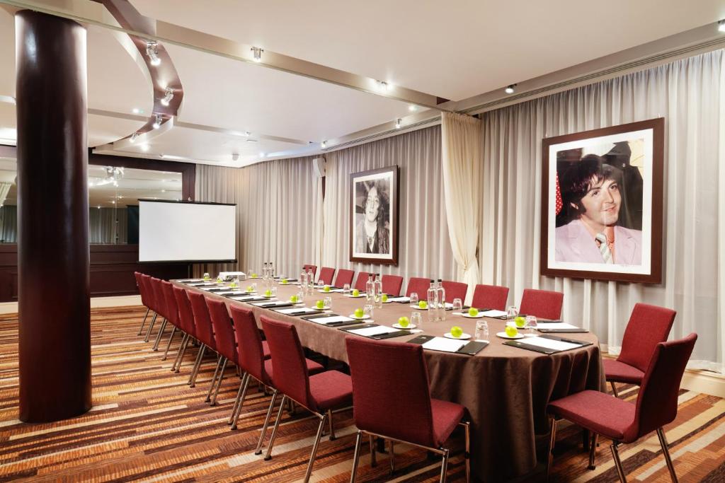 A área empresarial e/ ou a sala de conferências de Hard Days Night Hotel