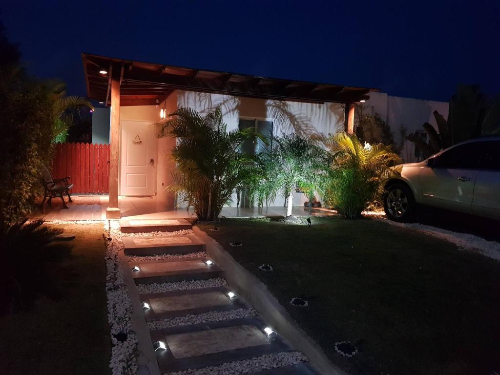 uma casa com um carro estacionado numa garagem à noite em Punta Cana Family Home em Punta Cana