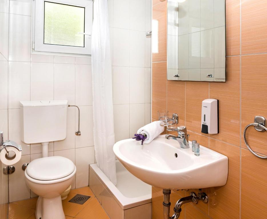 Koupelna v ubytování Apartmani Lučica