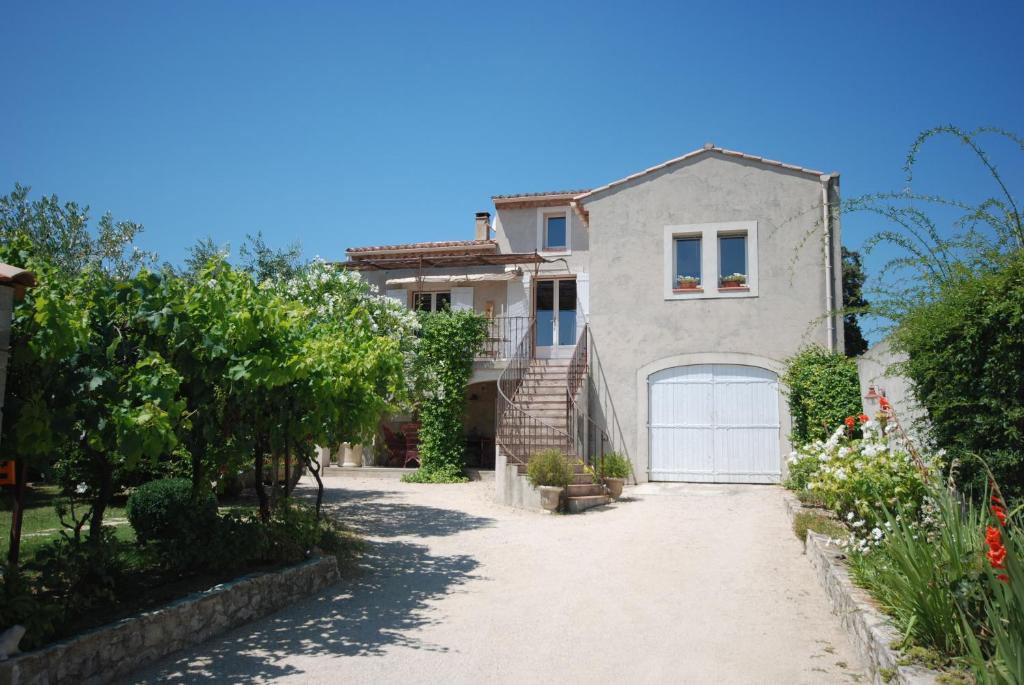una casa con vialetto e garage di Le Grand Barsan a Vaison-la-Romaine