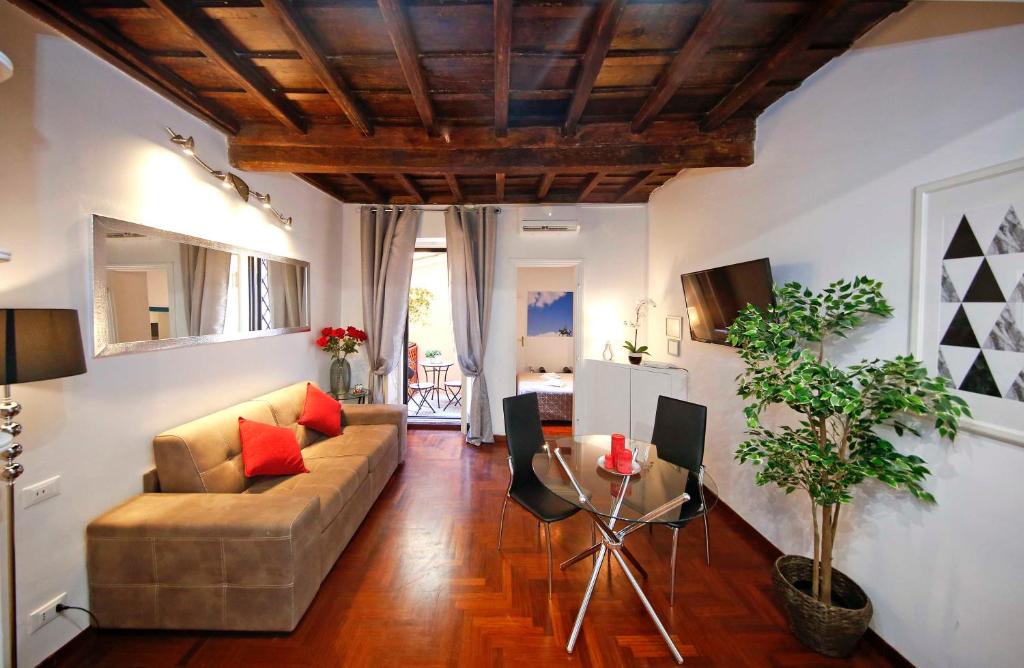 sala de estar con sofá y mesa en Collection Spanish Steps Apartments - Top Collection, en Roma