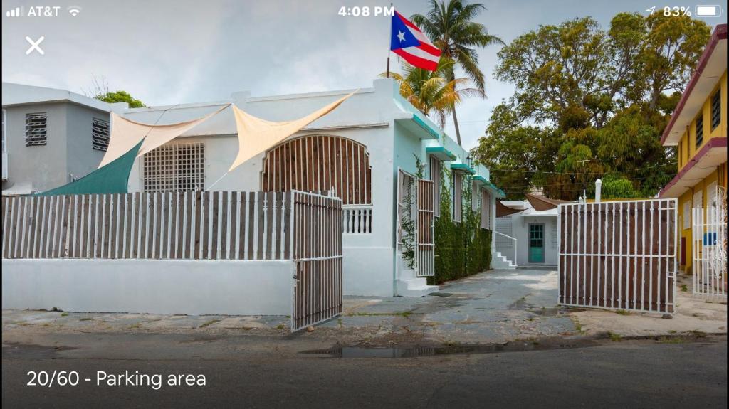 un bâtiment avec un drapeau en haut dans l'établissement Calle Hollanda 3 Bedroom Home, à San Juan