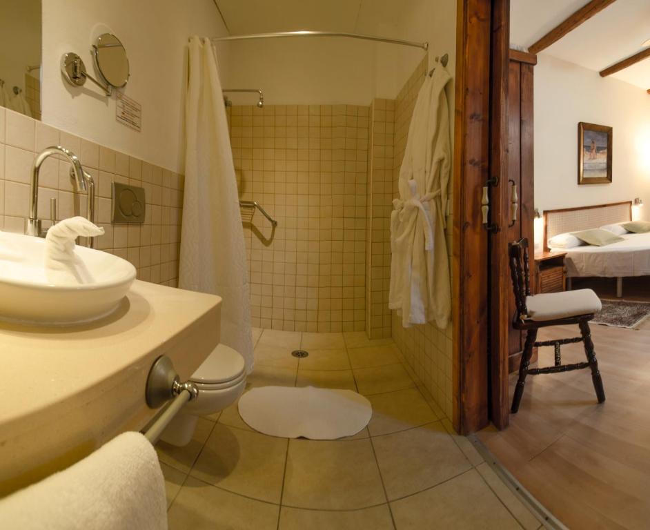 Koupelna v ubytování Gara Hotel