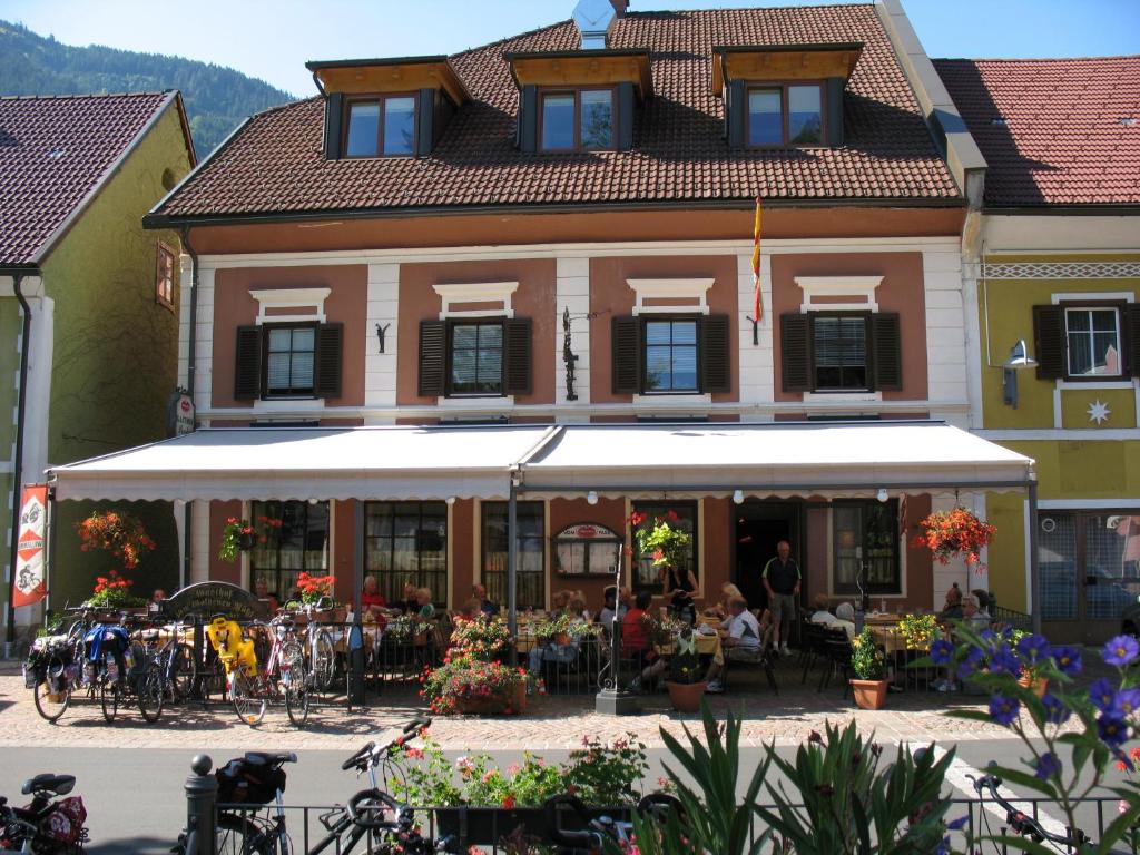 a building with a restaurant in front of it at Gasthof zum Goldenen Rössl in Sachsenburg
