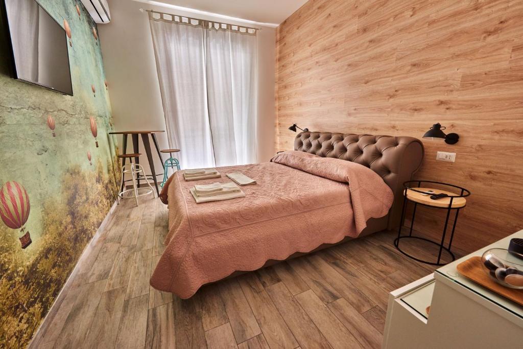 una camera con un grande letto e pareti in legno di Il Chiattillo a Napoli