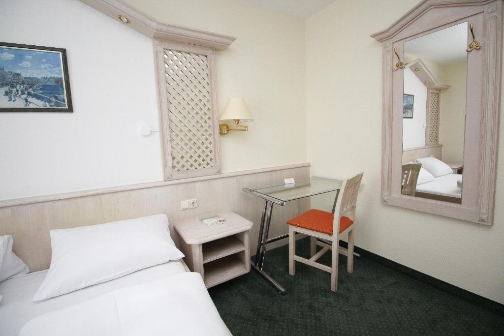 Postel nebo postele na pokoji v ubytování Hotel Leopold