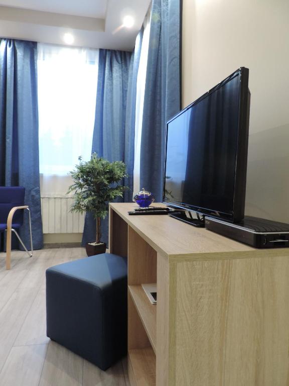 salon z telewizorem i biurkiem w obiekcie Apartament Blue w Krośnie