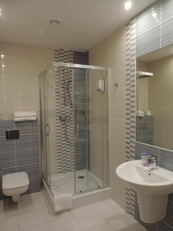 łazienka z prysznicem, umywalką i toaletą w obiekcie Apartament Blue w Krośnie