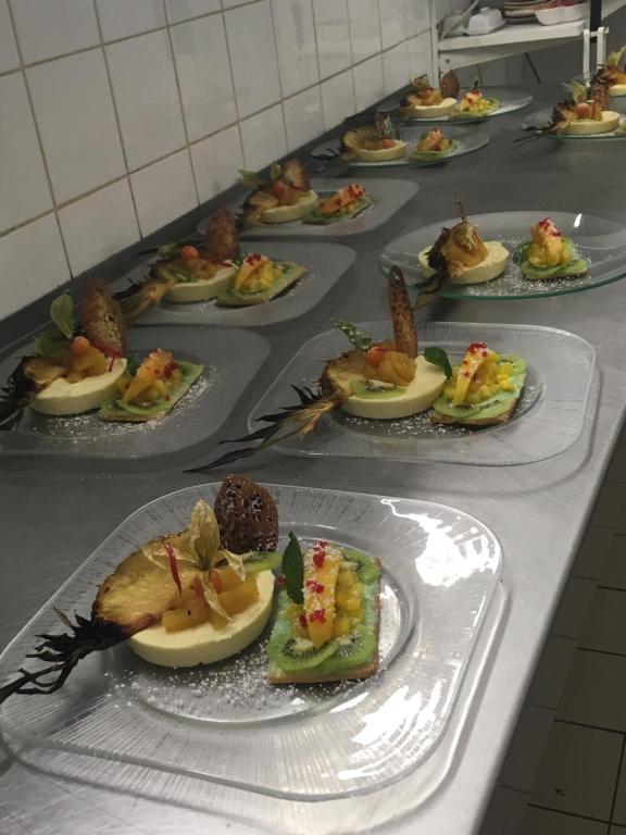 une rangée de plaques alimentaires sur un comptoir dans l&#39;établissement La Bastide Des Senteurs, à Saint-Victor-de-Malcap