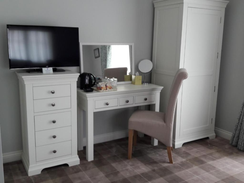 TV a/nebo společenská místnost v ubytování Clock House B&B