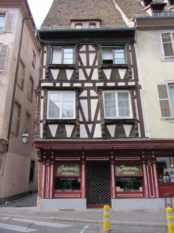 un bâtiment dans une rue avec un magasin dans l'établissement Magnifique studio proche Cathédrale, à Strasbourg