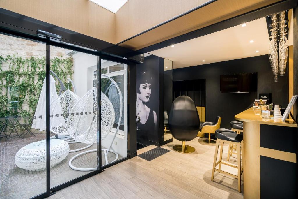 Télévision ou salle de divertissement dans l'établissement Hotel Les Bulles De Paris