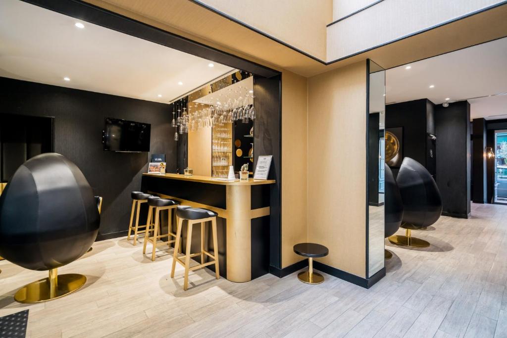 Télévision ou salle de divertissement dans l'établissement Hotel Les Bulles De Paris