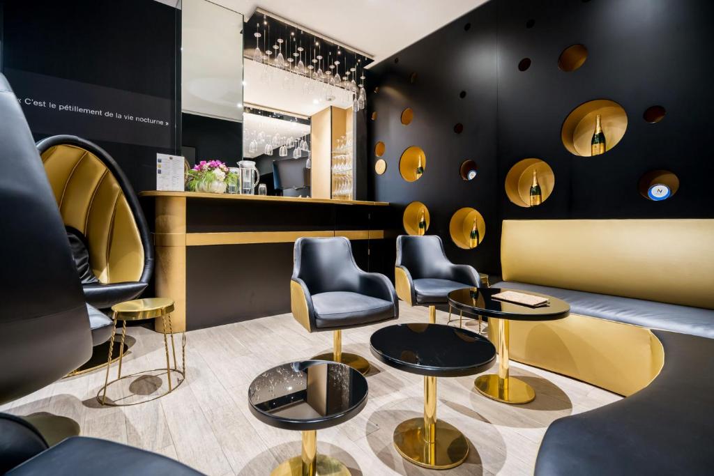 Coin salon dans l'établissement Hotel Les Bulles De Paris