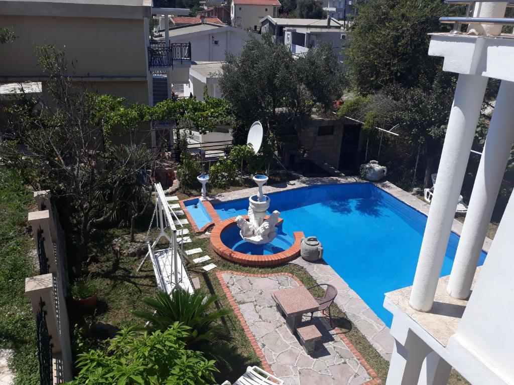 an overhead view of a swimming pool with a fountain at Apartments Pekic in Bar