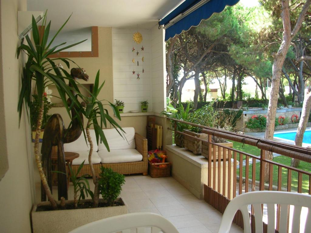 un balcón con un sofá blanco y plantas. en Groc Gava, en Gavà