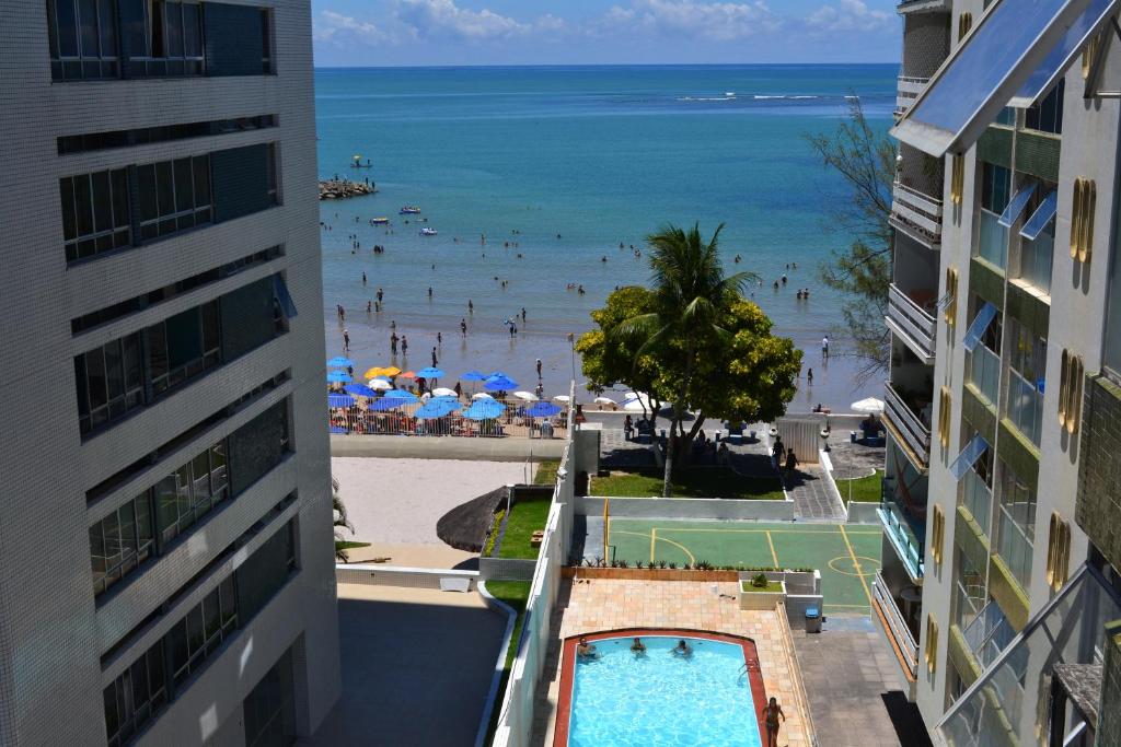 uma vista para a praia a partir da varanda de um edifício em Apto 3 quartos Beira Mar Prox de Recife no Recife