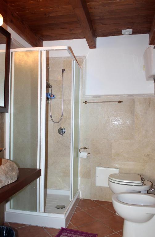 A bathroom at Masseria Mastrangelo