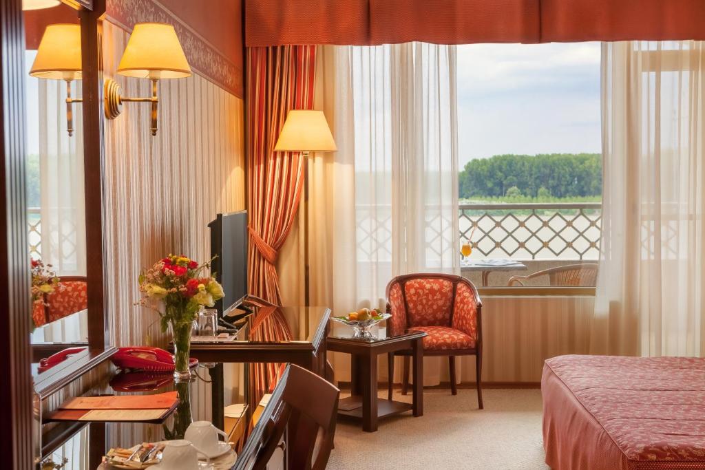 Výhled na řeku, která protéká v blízkosti hotelu