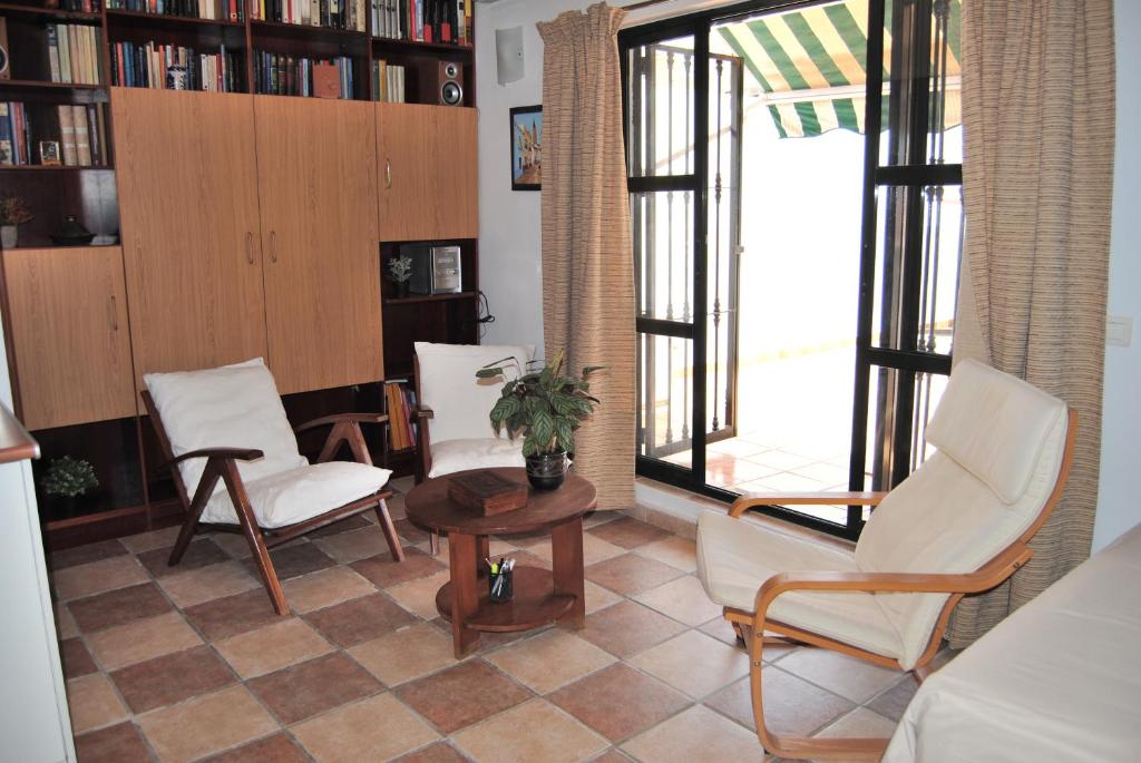 マラガにあるEl Rincon de Isabelのリビングルーム(椅子2脚、テーブル付)