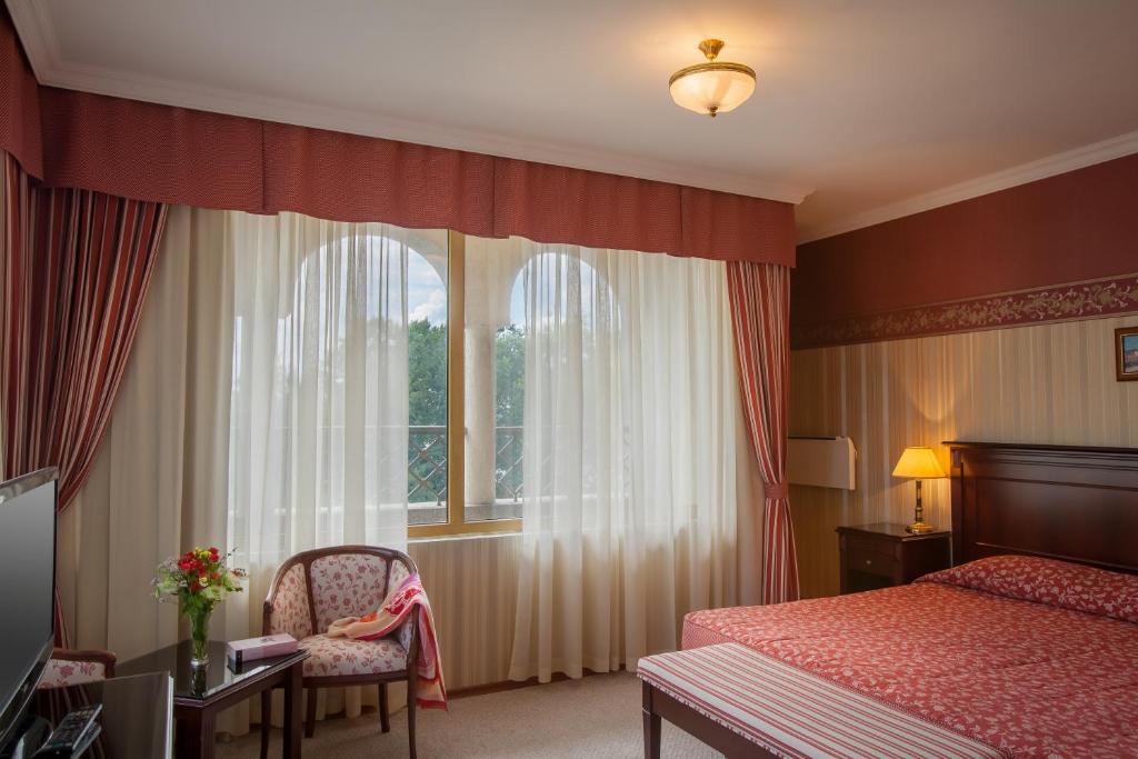Postel nebo postele na pokoji v ubytování Drustar Hotel