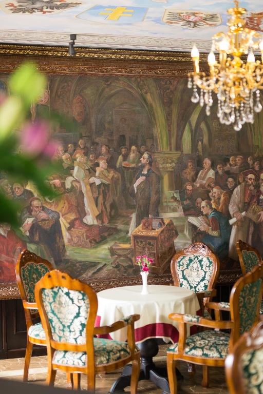 Restoran või mõni muu söögikoht majutusasutuses Zámek Lužec Spa & Wellness Resort