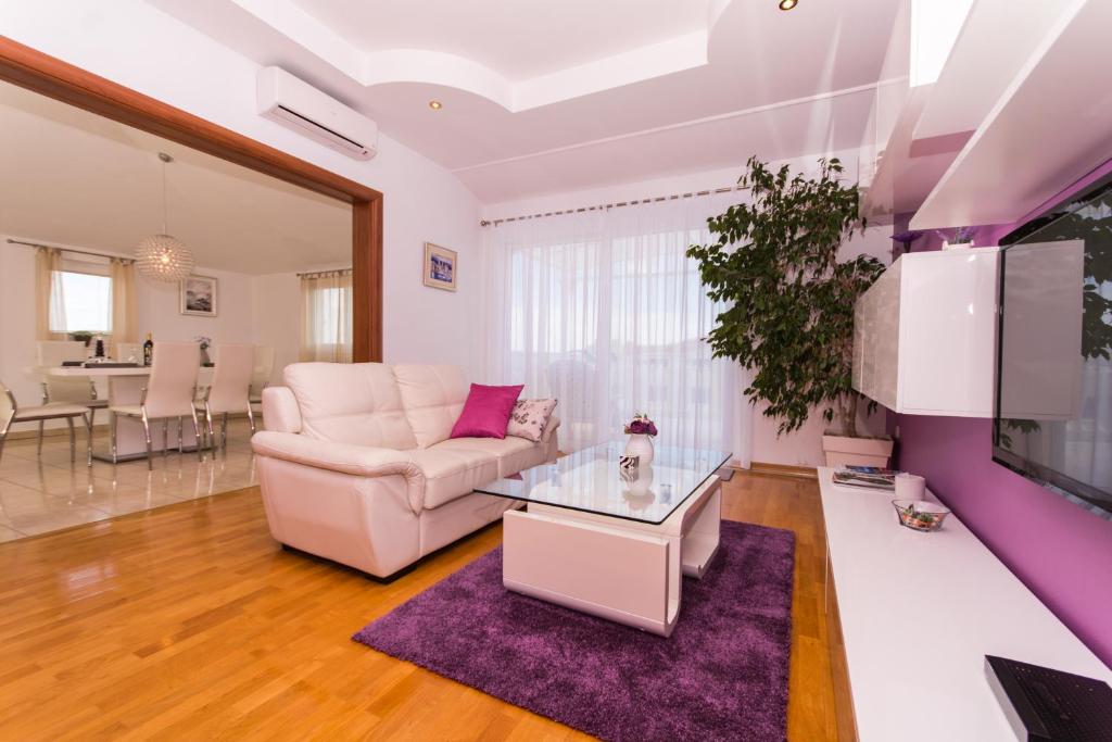 Televízia a/alebo spoločenská miestnosť v ubytovaní Apartments Barba