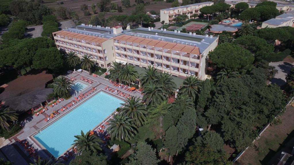 an overhead view of a large building with a swimming pool at Hotel Oasis in Alghero