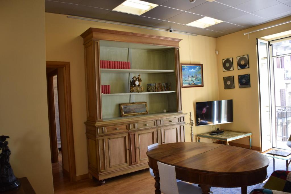 A kitchen or kitchenette at le case della baia di Napoli