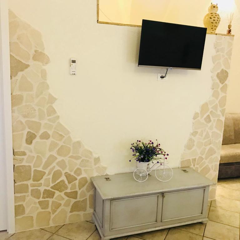 Televízia a/alebo spoločenská miestnosť v ubytovaní 26 Suite Home