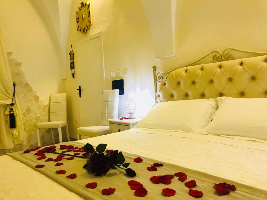 een slaapkamer met een bed met rozen erop bij 26 Suite Home in Ostuni