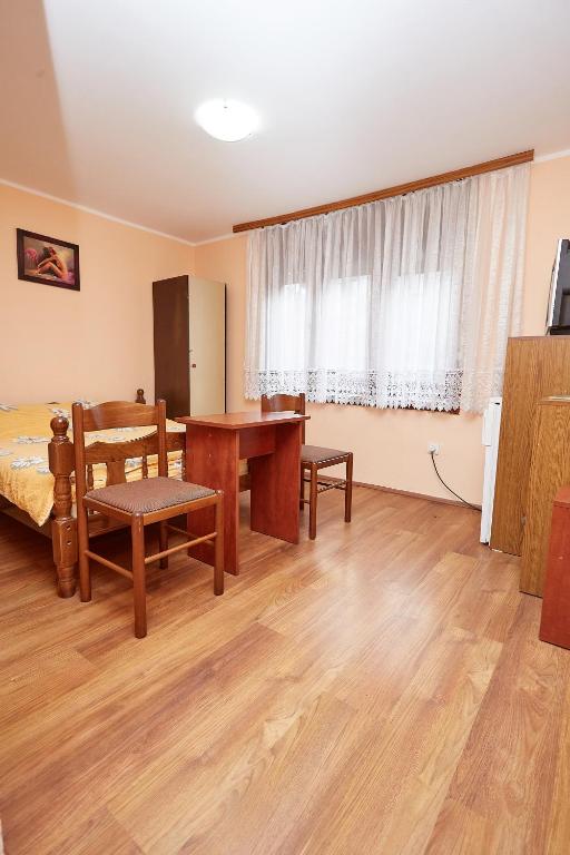 a living room with a desk and a table at Apartmani Malica in Soko Banja
