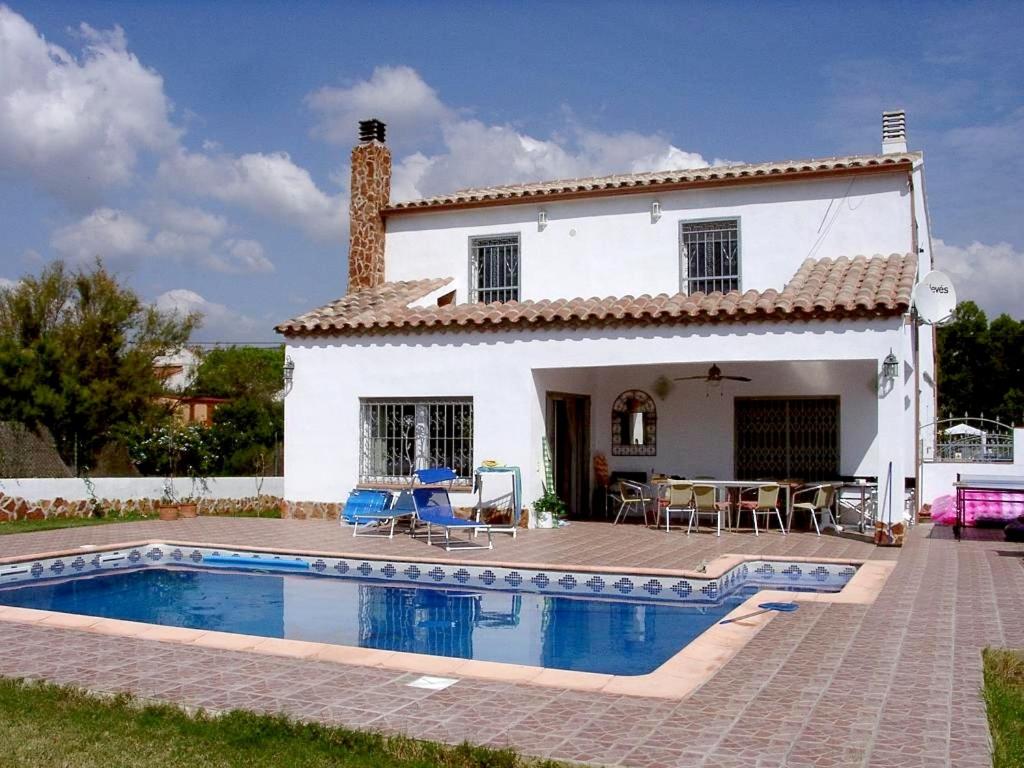 uma villa com piscina em frente a uma casa em Casa del Arte em L'Ametlla de Mar