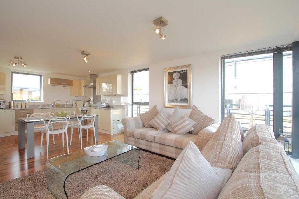 a living room with a couch and a table at Oxfordshire Living - The Monroe Apartment - Oxford in Oxford