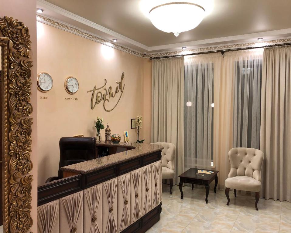 un salon de coiffure avec deux chaises et une salle d'attente dans l'établissement Hotel Boutique TOVMED, à Vinnytsia