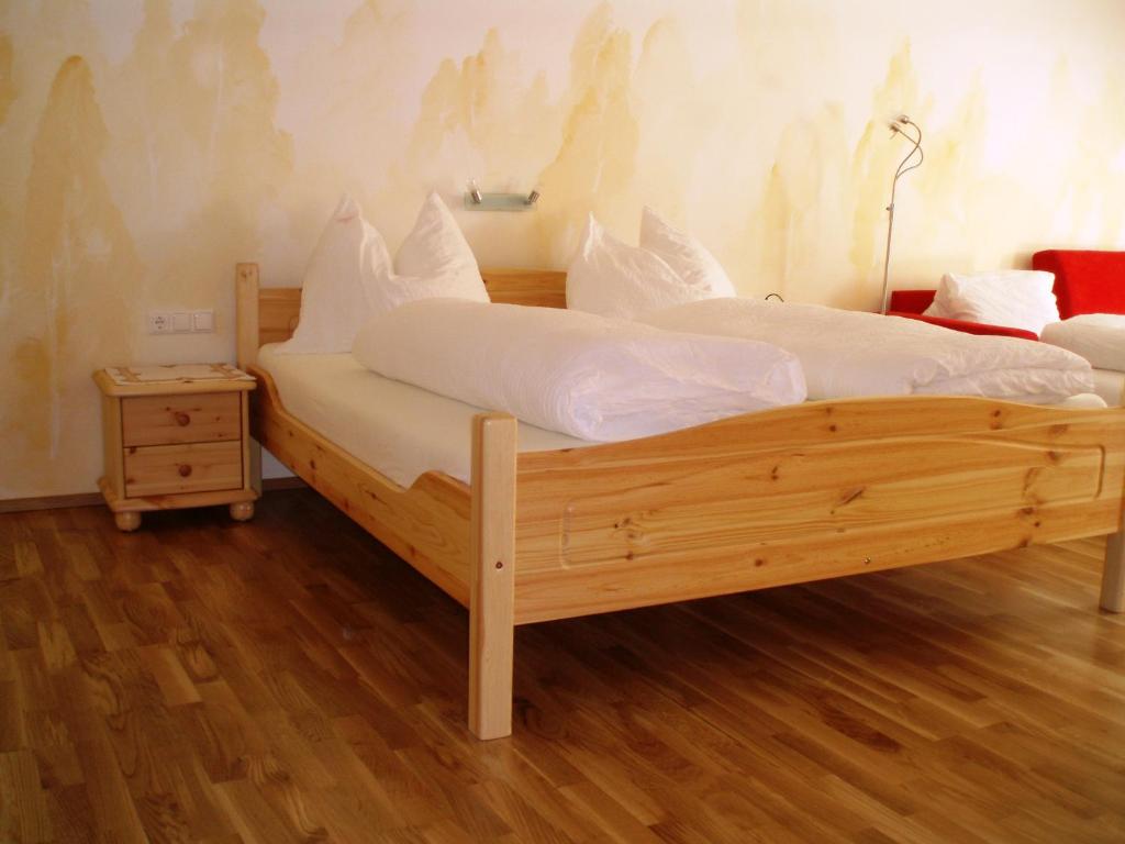 Postel nebo postele na pokoji v ubytování Gasthof zum Goldenen Rössl