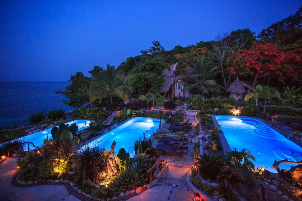 una vista aérea de la piscina del complejo por la noche en Hermosa Cove Villa Resort & Suites, en Ocho Ríos