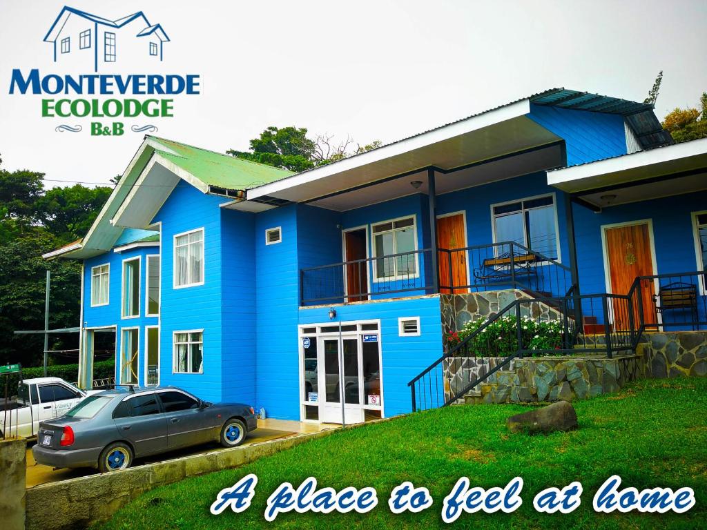 蒙特韋爾德哥斯達黎加的住宿－Monteverde Ecolodge，蓝色的房子,前面有停车位