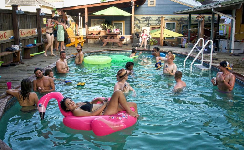 un grupo de personas en una piscina en India House Hostel en Nueva Orleans