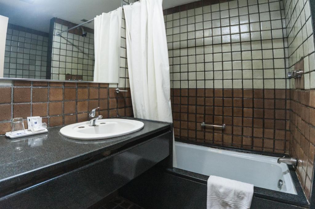 Um banheiro em Hotel Dan Inn Mar Piedade - Grande Recife By Nacional Inn
