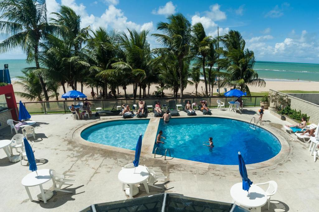 uitzicht op het zwembad van het strandresort bij Hotel Dan Inn Mar Piedade - Grande Recife in Recife