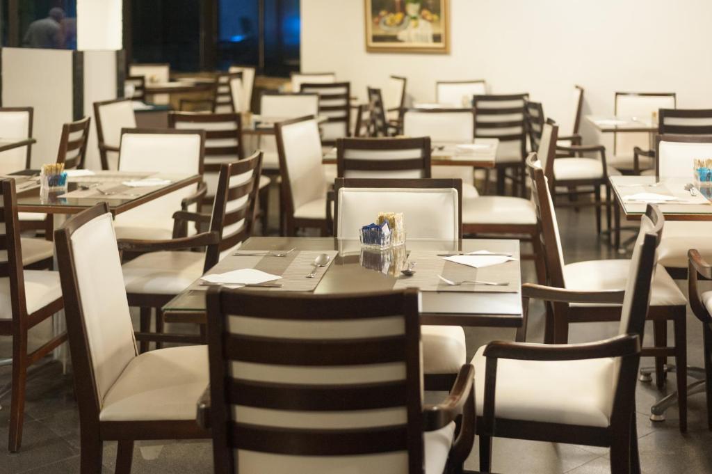 Um restaurante ou outro lugar para comer em Hotel Dan Inn Mar Piedade - Grande Recife By Nacional Inn