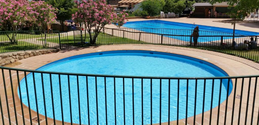 una gran piscina con una valla alrededor en Apartamentos Fuente La Raja, en La Iruela