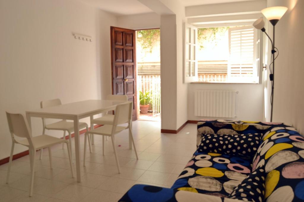 una sala de estar con una mesa y un sofá en Casa DahLia Mondello, en Mondello