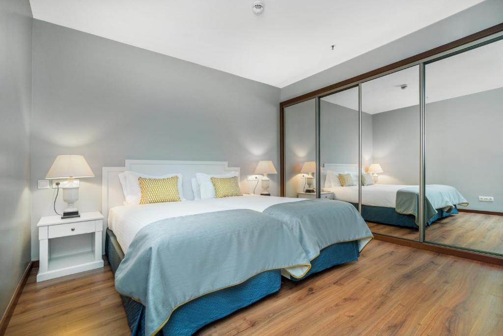 1 dormitorio con 1 cama grande y paredes de cristal en Gaia Residence, en Vila Nova de Gaia