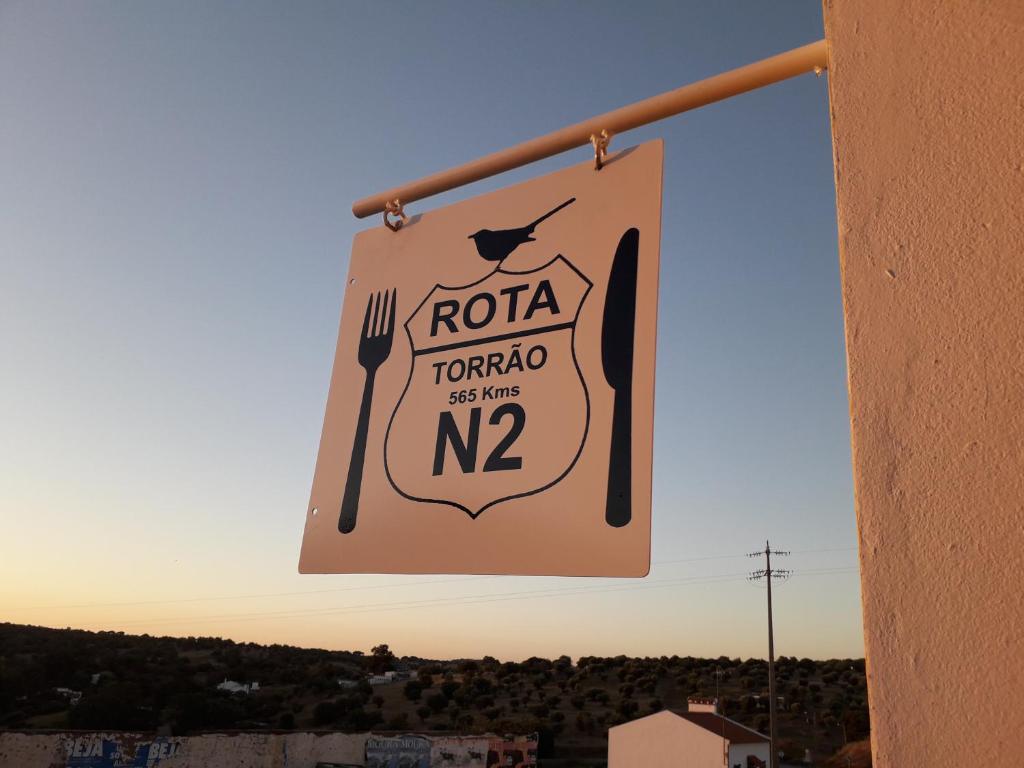 a sign for a rotarian restaurant on a building at Alojamento O Tordo in Torrão