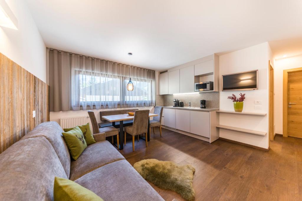 salon z kanapą i stołem w obiekcie Apartments Mezdi w mieście Santa Cristina Valgardena