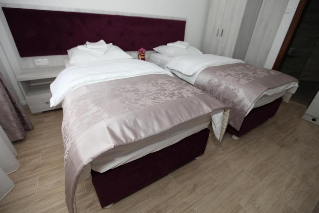 Postel nebo postele na pokoji v ubytování Apis Hotel
