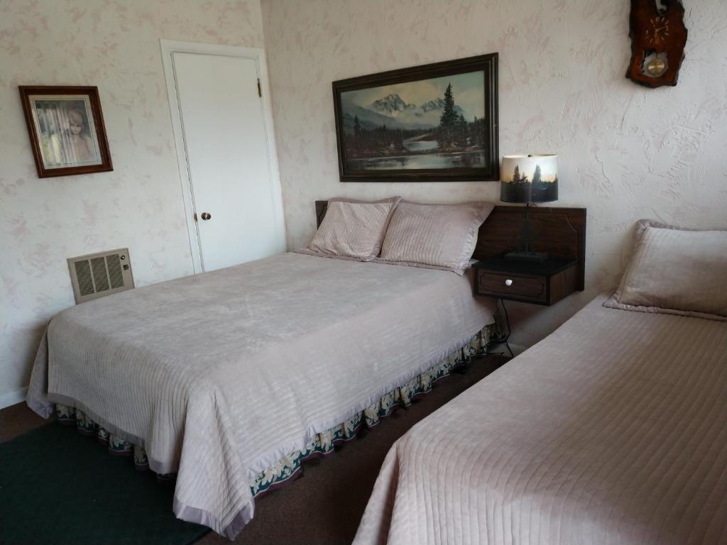 Postel nebo postele na pokoji v ubytování Swiss Mountain Motel