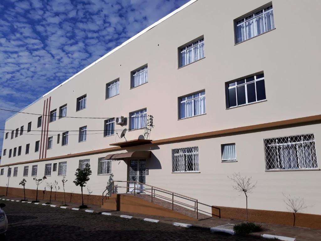 un gran edificio blanco con ventanas negras en Pousada Irmãs Franciscanas, en Lages